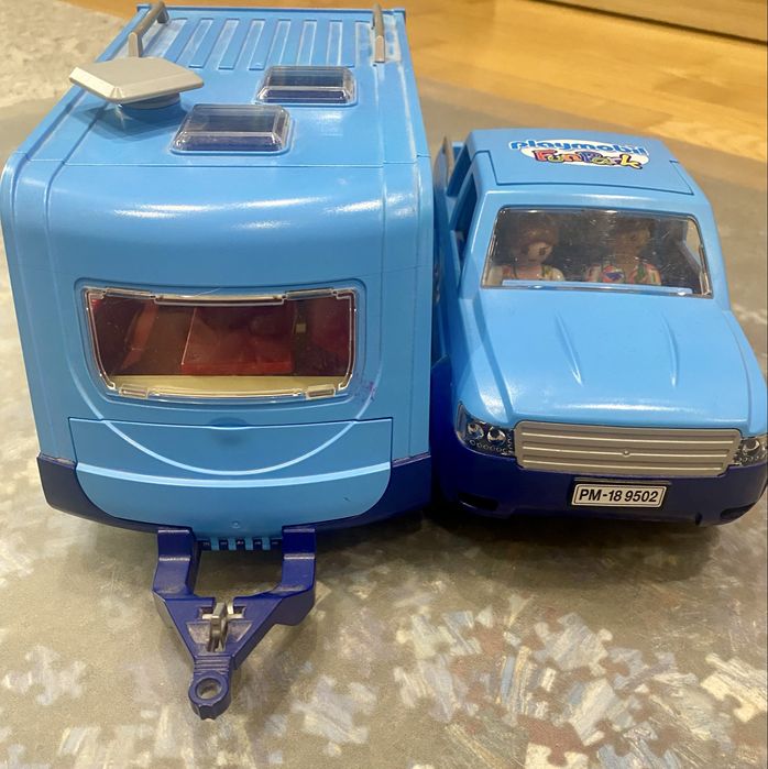 Playmobil Auto z przyczepą kampingową