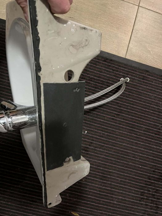 Sprzedam umywalkę z baterią.