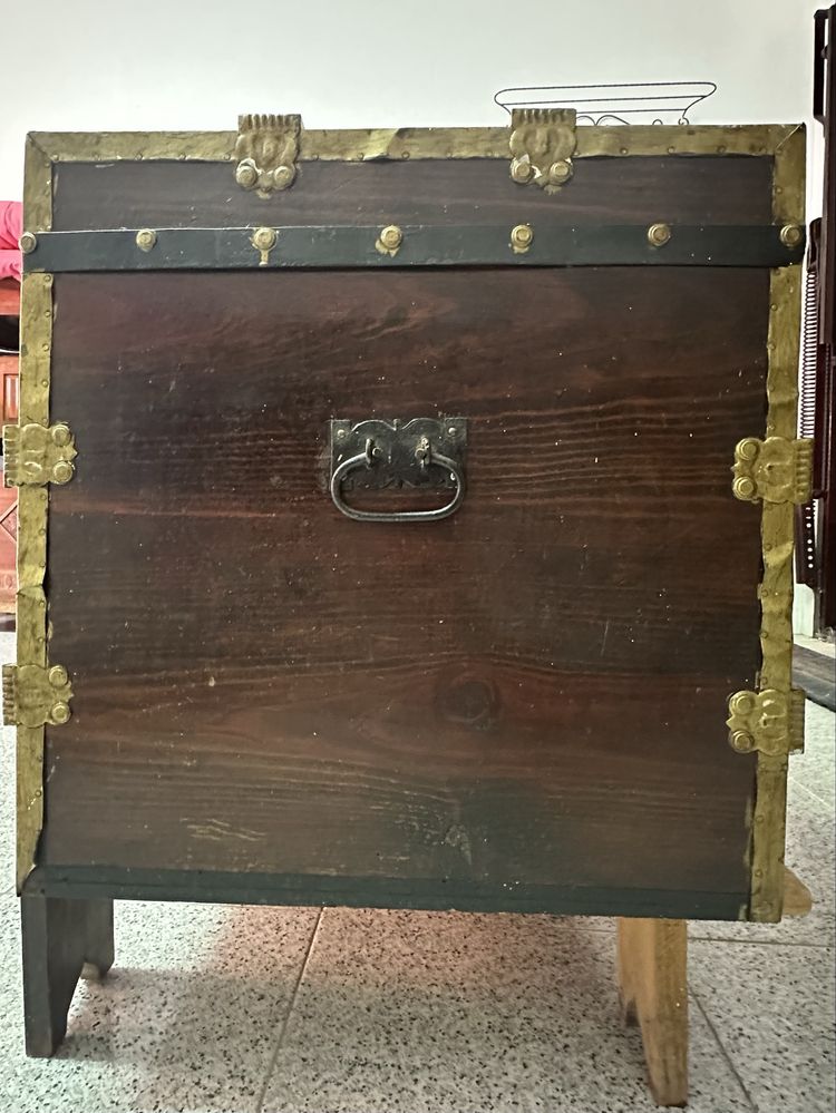 Baú de madeira com pormenores em dourado e preto