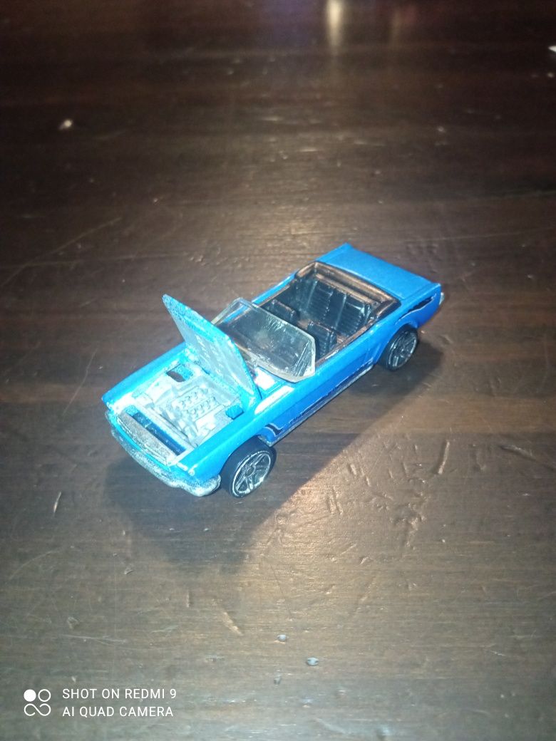 Ford Mustang hot wheels granatowy