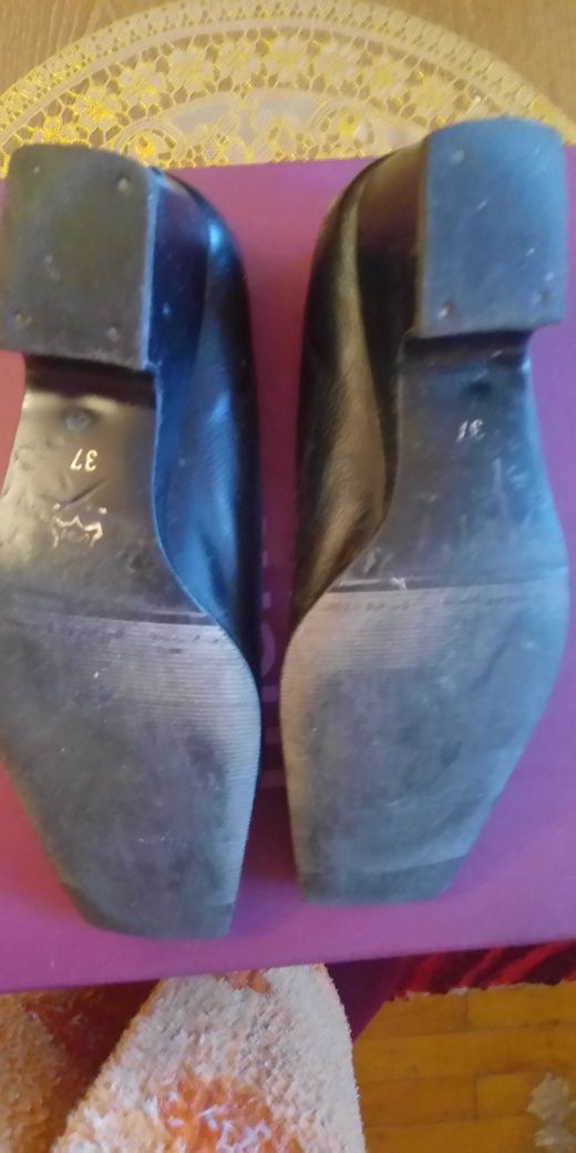 Продам женские кожаные туфли с лаковыми носками,37р.