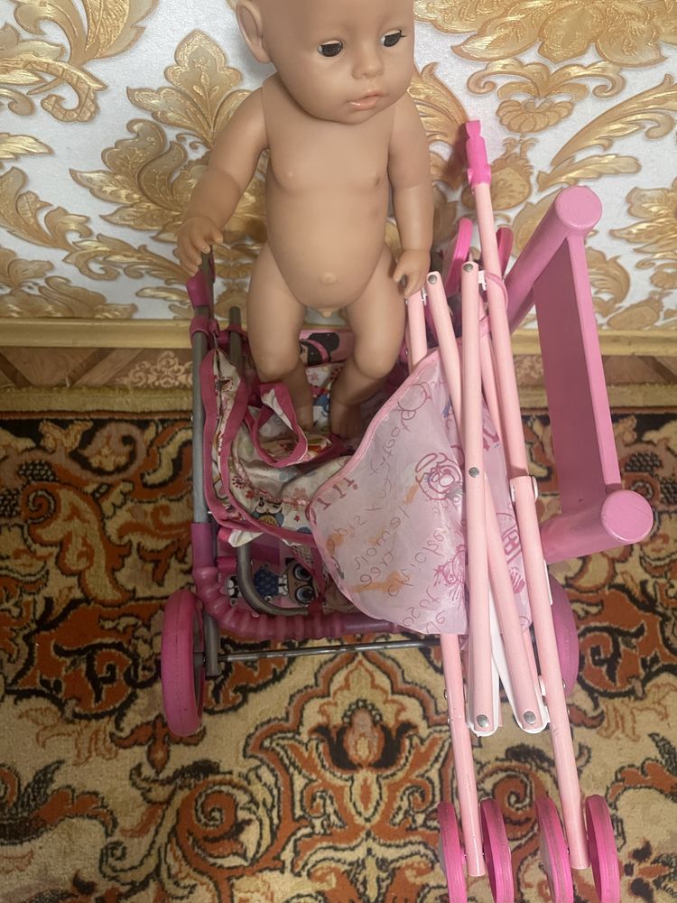 Коляски, стілець і лялька