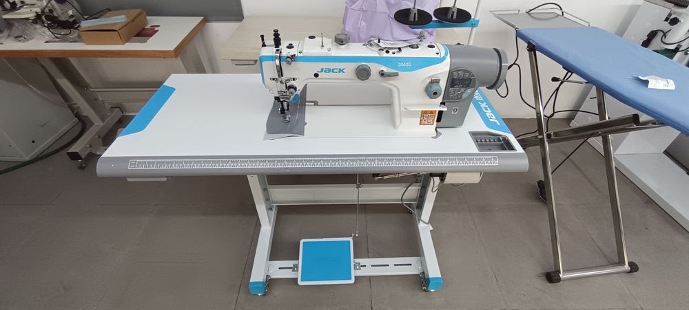 Máquina costura , triplo arrasto jack
