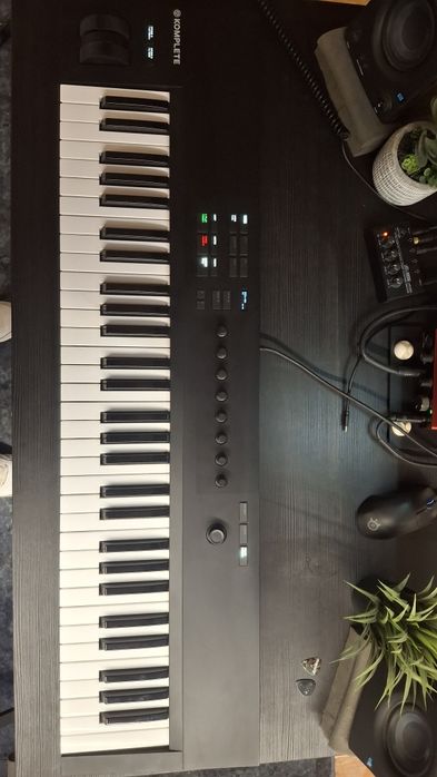 Teclado Komplete Kontrol A61 COMO NOVO