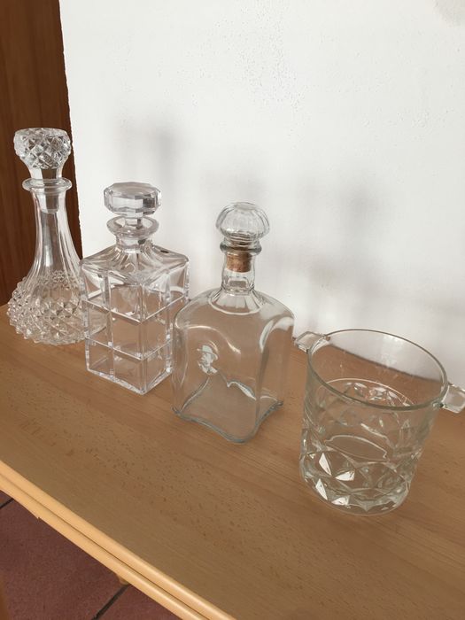 Garrafas e balde gelo em cristal