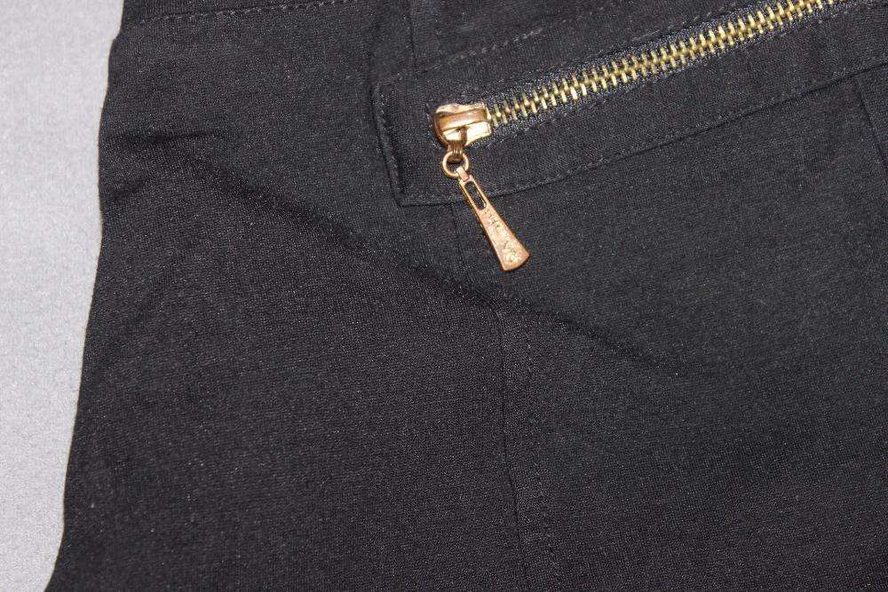 Calças pretas com fechos