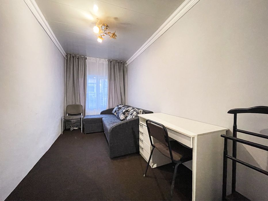 Здається кімната в гуртожитку. Провулок Герцена