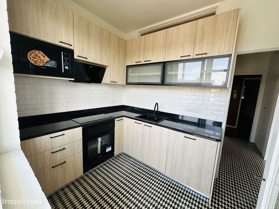 Apartamento T3 totalmente remodelado, com boa localização à Lapa-Porto