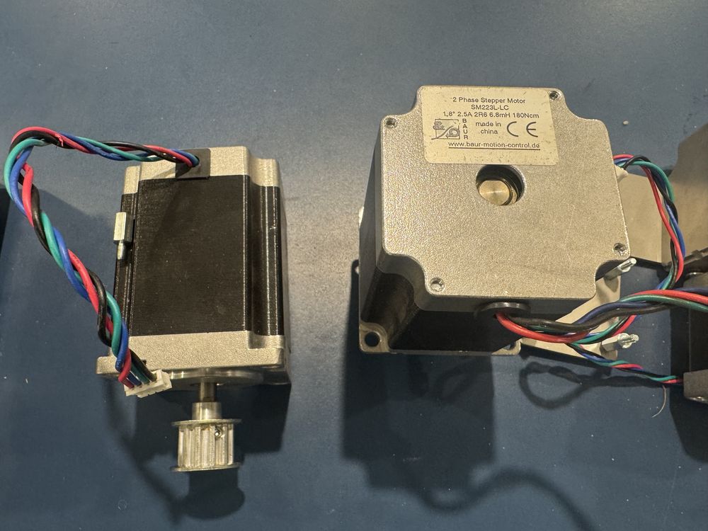 Silniki krokowe, SM 234M 700Ncm, SM 223L-LC 180 Ncm, SM217L 55Ncm.