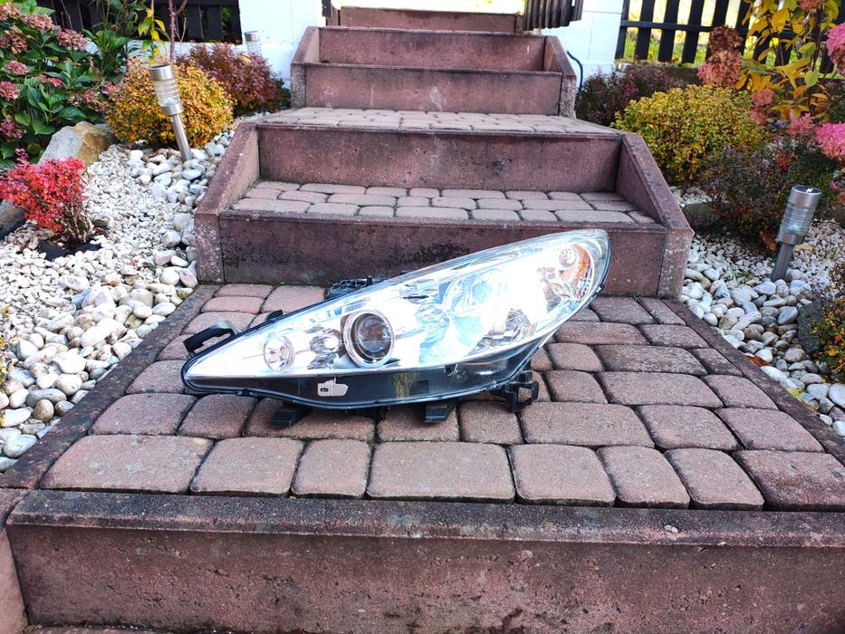 Reflektor Peugeot 207 – Prawy (strona kierowcy), oryginał + żarówki