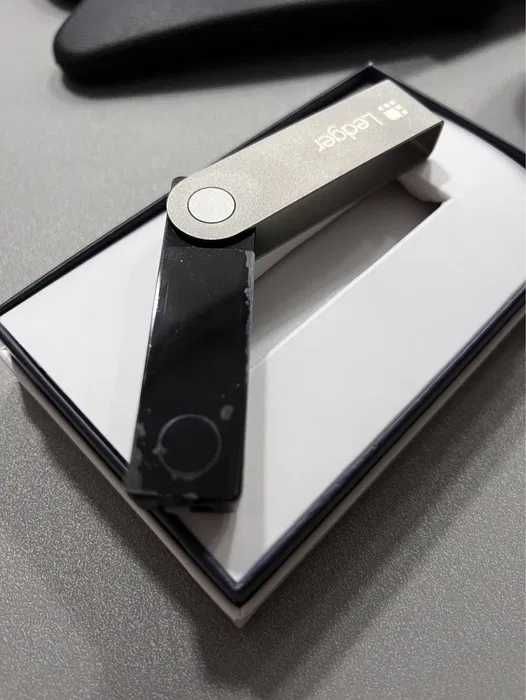 Холодный кошелек Ledger Nano X для хранения криптовалюты.