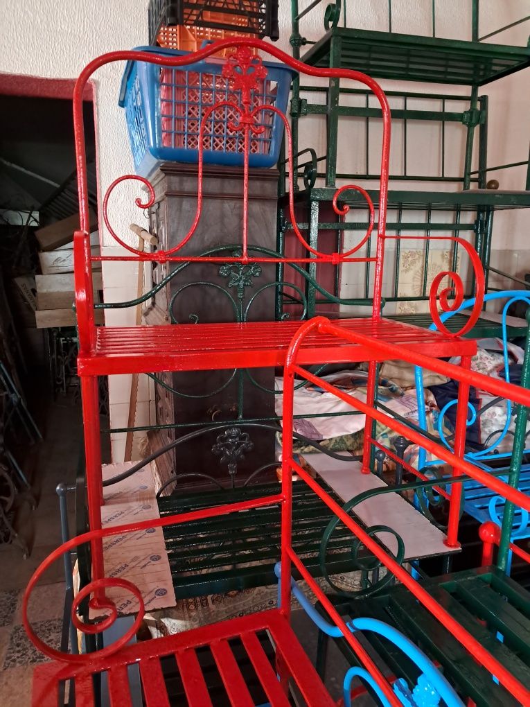 Bancos em ferro forjado para jardim.