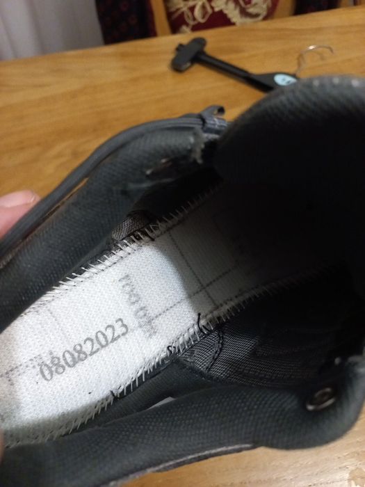 Кросівки жіночі.