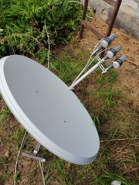 Супутникова тарілка з головками