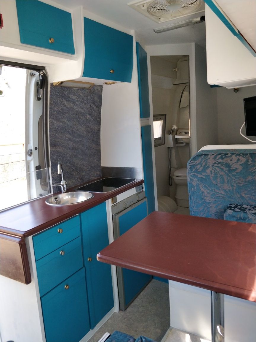 Aluga-se Autocaravana Renault Master – 6 Lugares | 100% Off-Grid