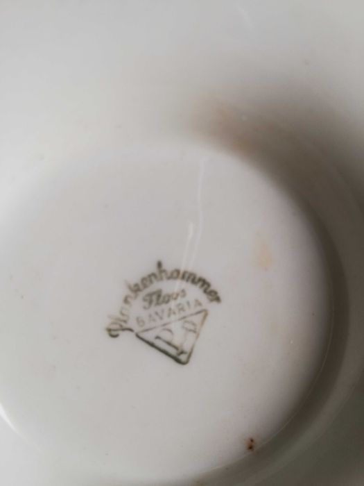 2 Penicos esmaltados e latas antigas entre outras coisas