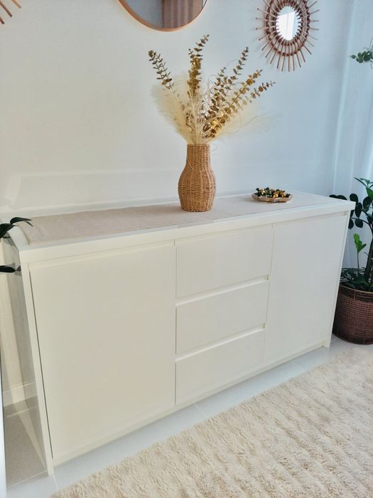 Biała komoda na wysoki połysk z półkami i 3 szufladami