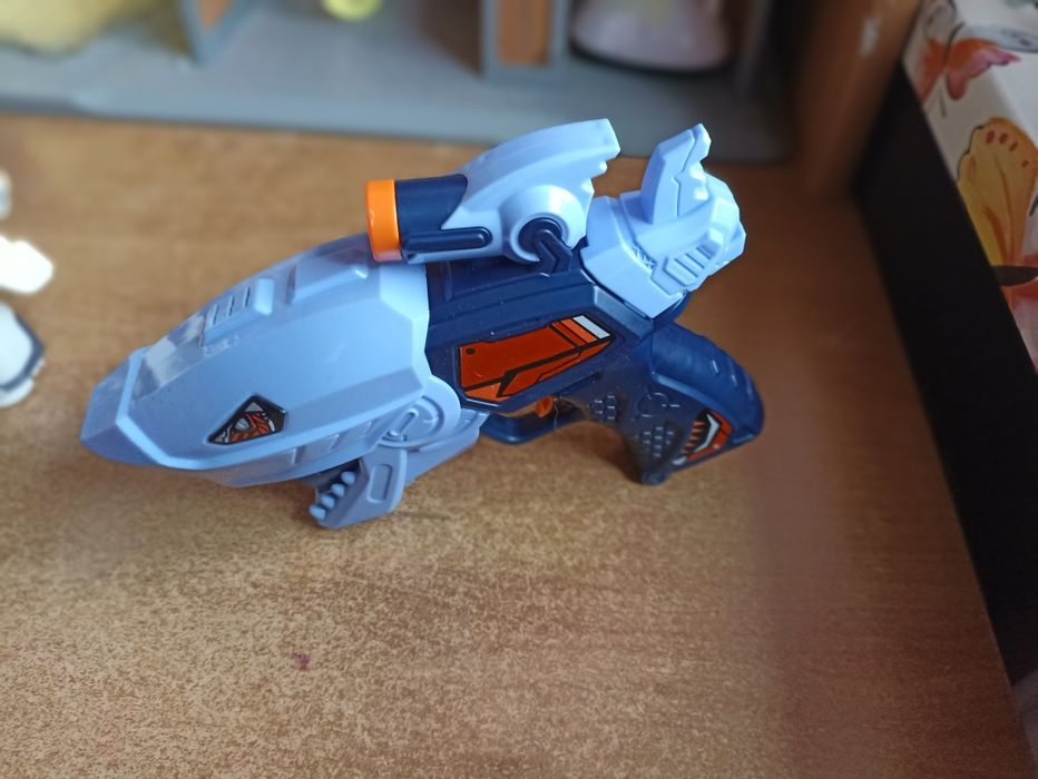 Zabawka pistolet swieci
