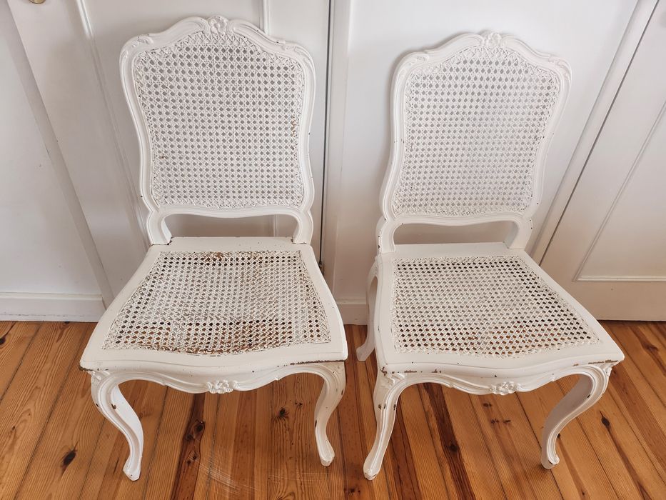 2 cadeiras brancas antigas com palhinha