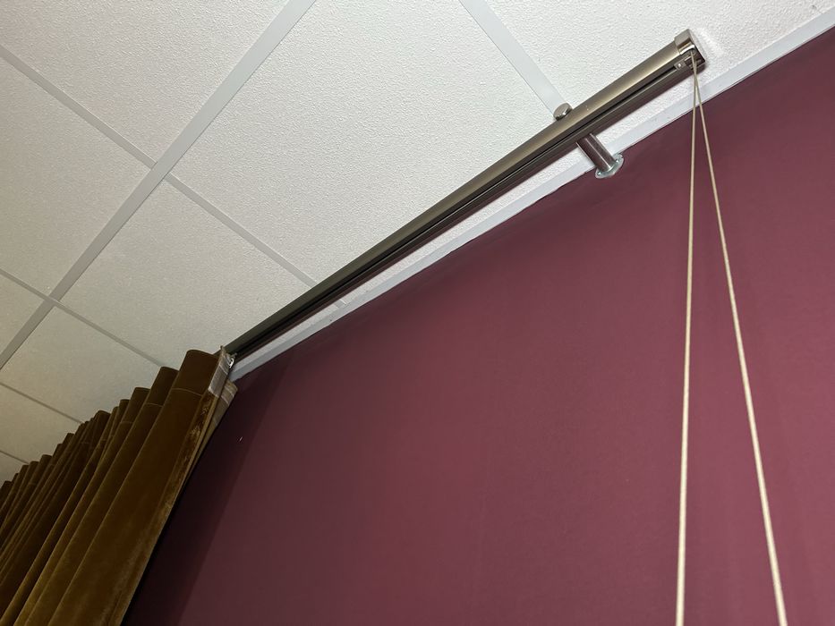 Cortina de Veludo Dourada com Varão – Elegante