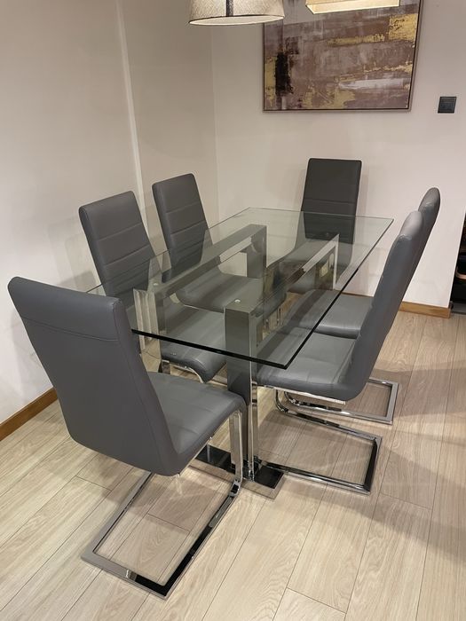 Mesa de refeição e cadeiras