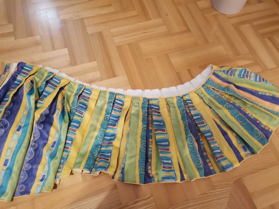 Lambrekin, zasłona, firana do kuchni lub jadalni.