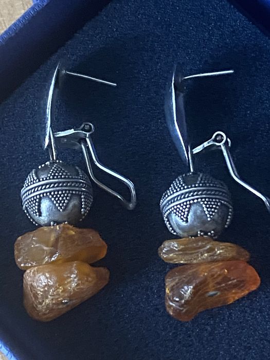 Nietuzinkowe srebrne kolczyki z bursztynem - próba 925