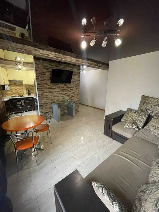 Продается 2-комнатная квартира в центре.