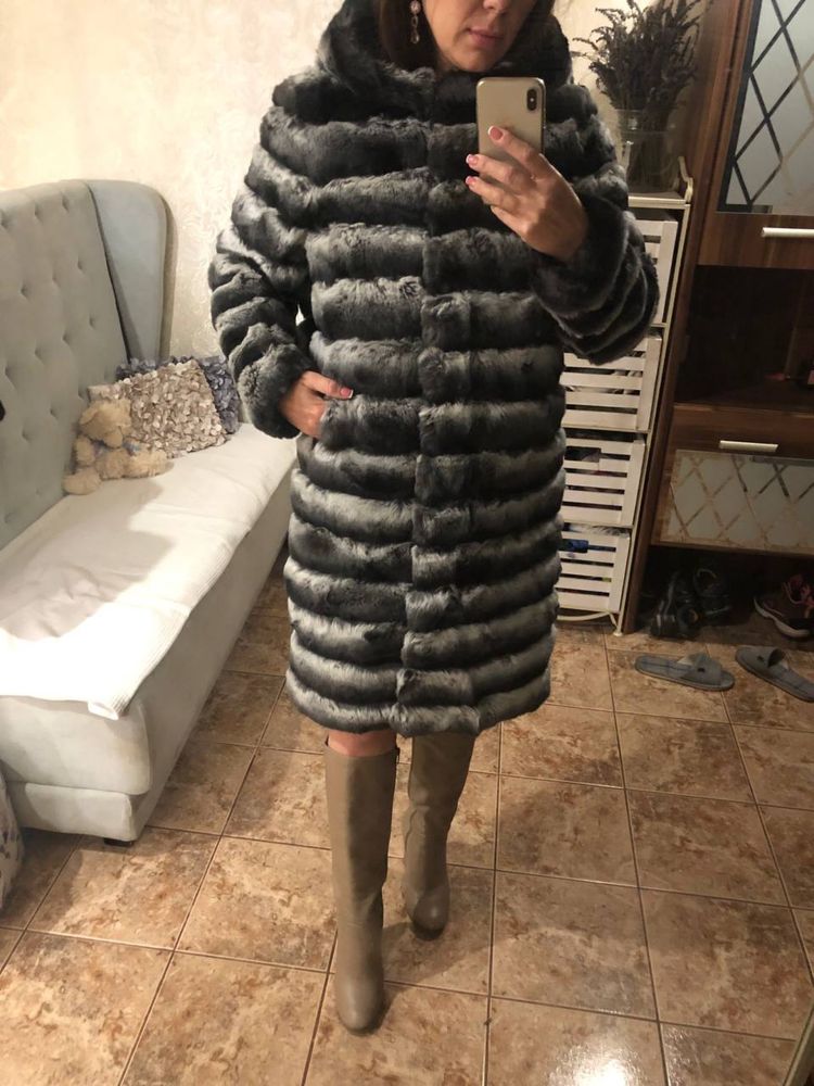 Шуба двостороння з шиншили зі вставками з замши.