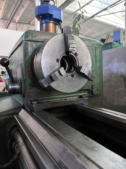 Продається токарний верстат 1К62 у дуже хорошому стані.