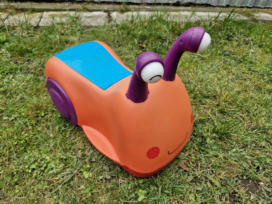B.Toys Jeździk Żuczek Ślimak Buggly 
Jeździk posiada schowek na