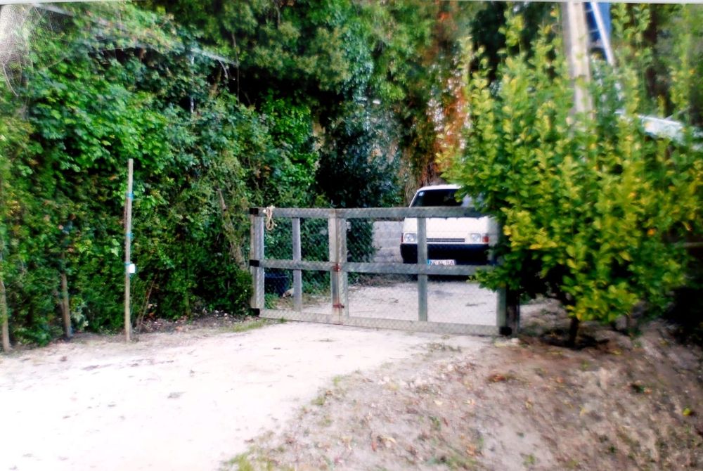 Terreno rústico com casa madeira de apoio ao parque lazer