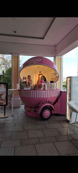 Pomarańcza przyczepa gastronomiczna