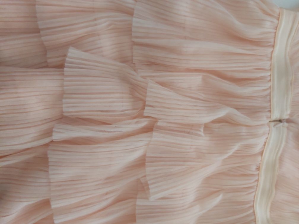 Sukienka morelowa elegancka 48 M na ramiączkach z falbankami tiulowa