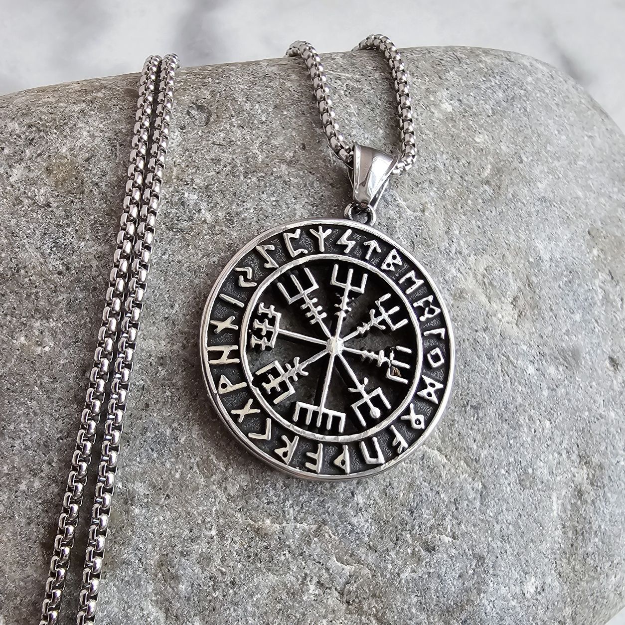 Colar Vegvisir e Futhark