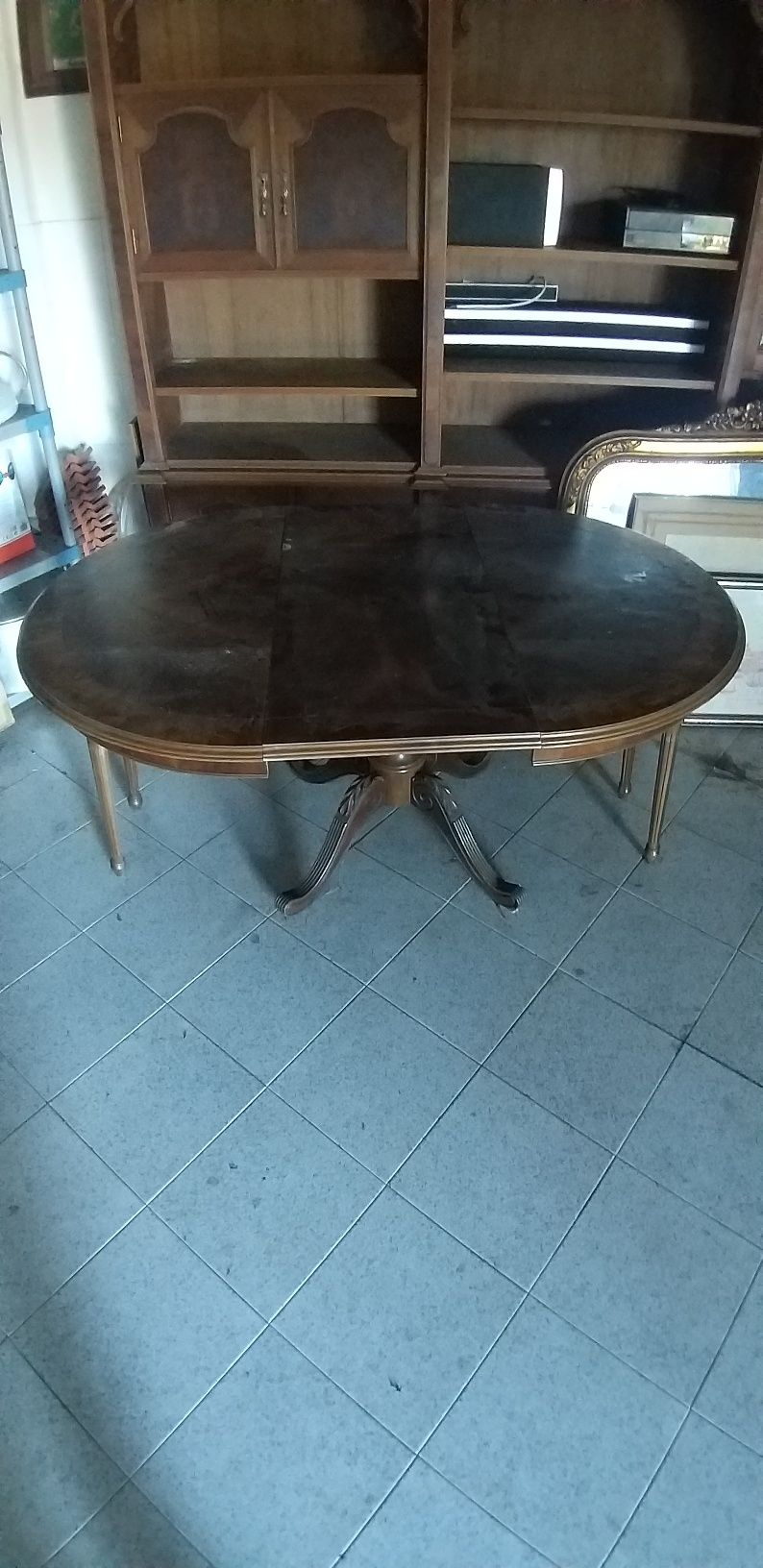 Mesa de jantar de sala.