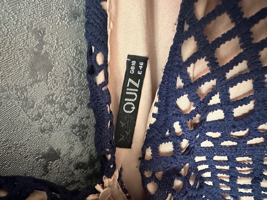 Сукня міді святкова з V-подібним вирізом