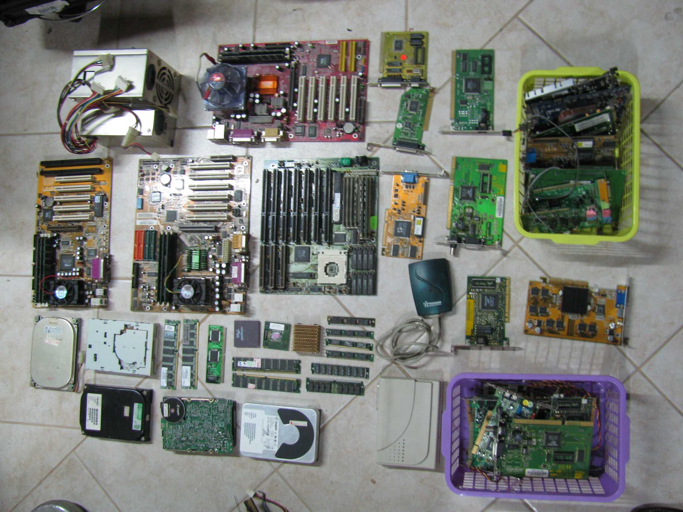 Stare części komputerowe, karty sieciowe, graficzne itp.