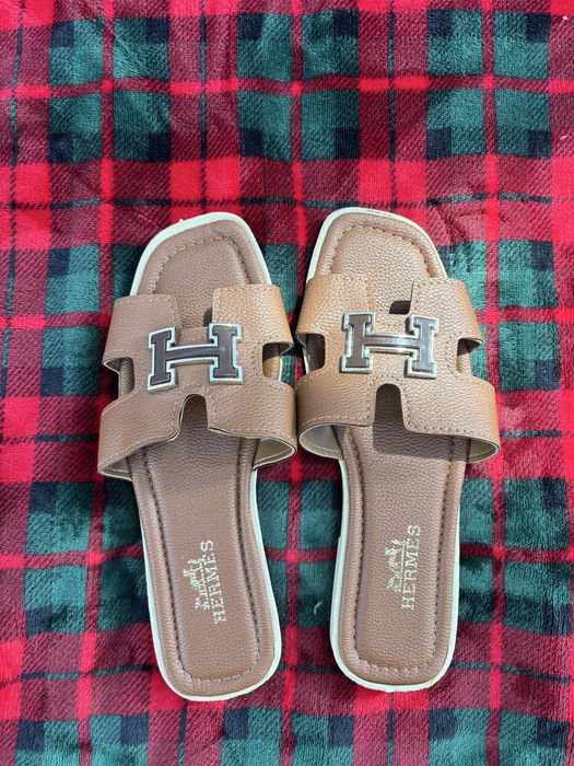 Klapki brązowe logowane