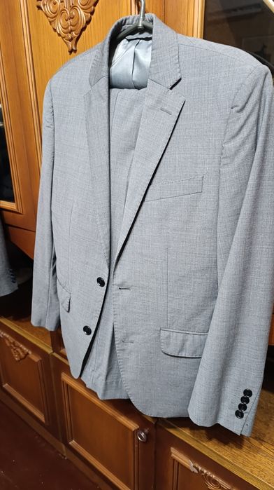 Чоловічий класичний костюм