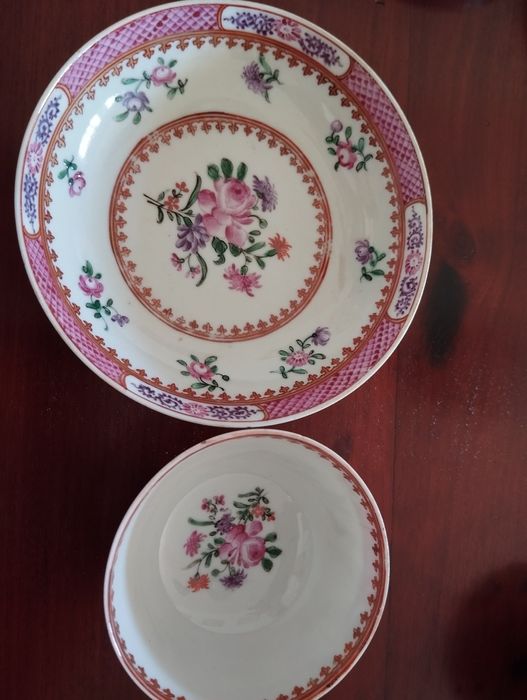 3 taças porcelana Chinesa de exportação com pratos com flores