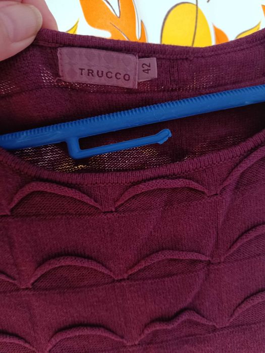 Lindo vestido Trucco bordo com formas de escamas.