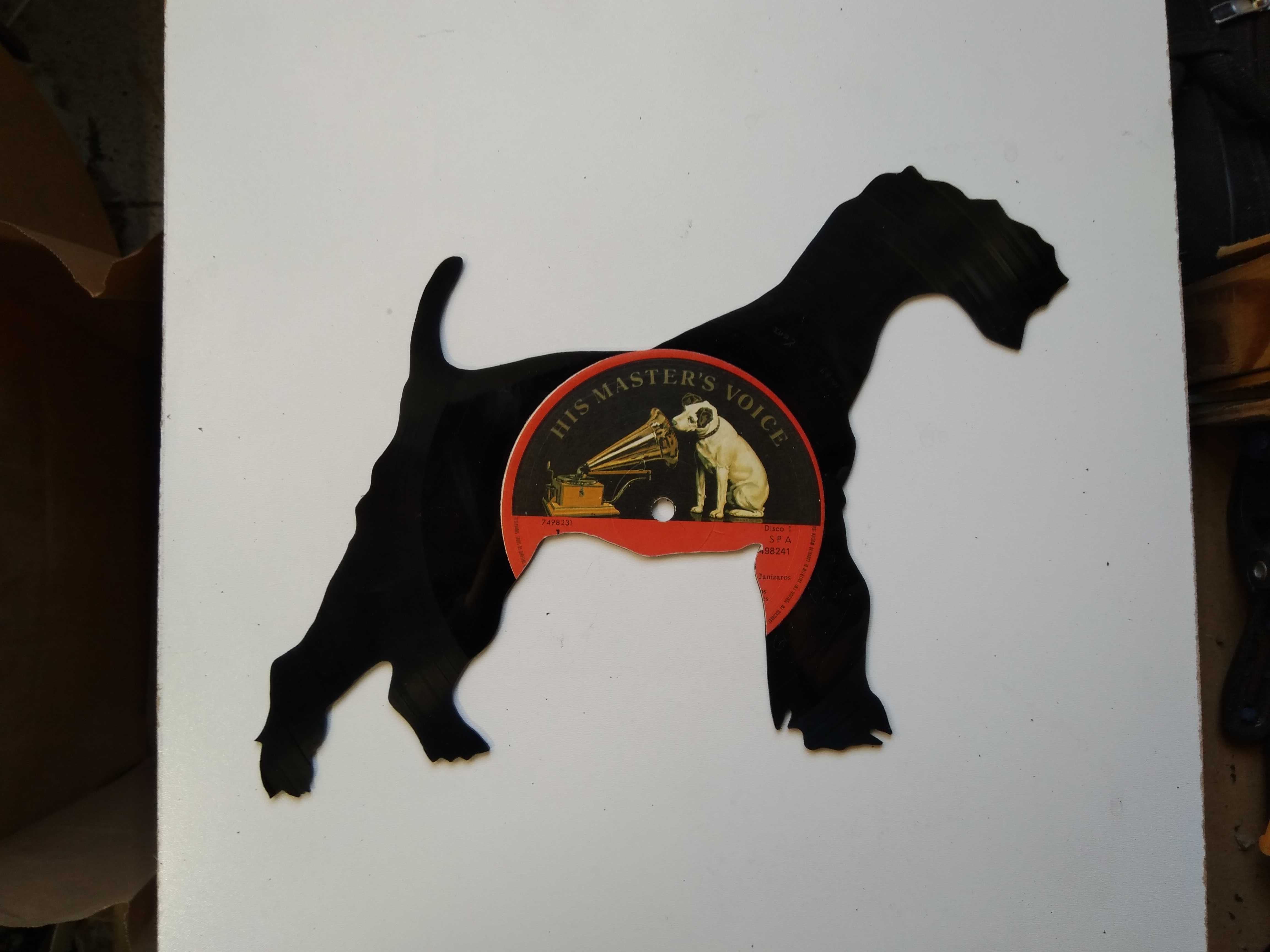 Silhueta decorativa Cão feita de um disco de vinil LP