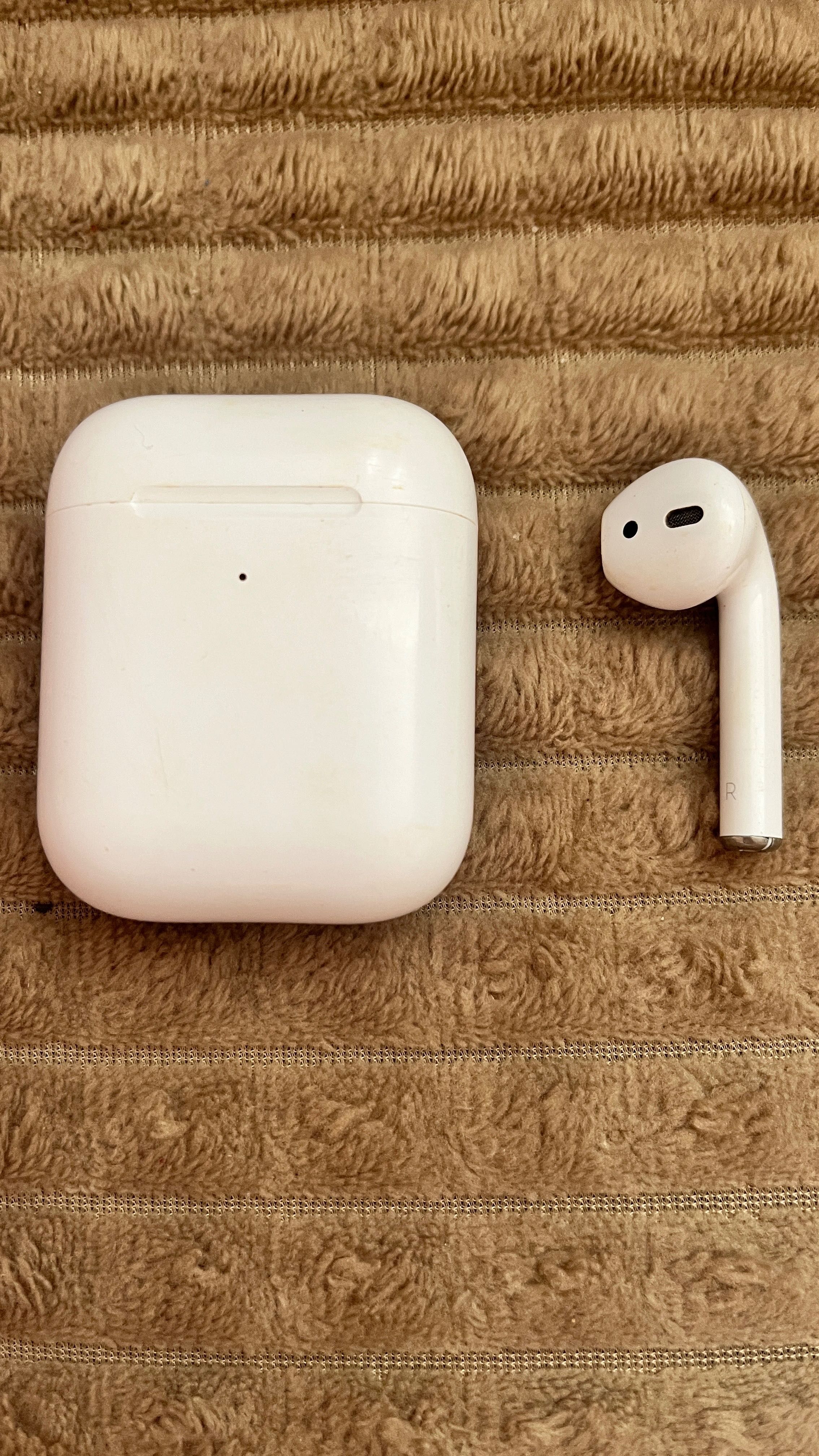 AirPods ( правий навушник + зарядний кейс)