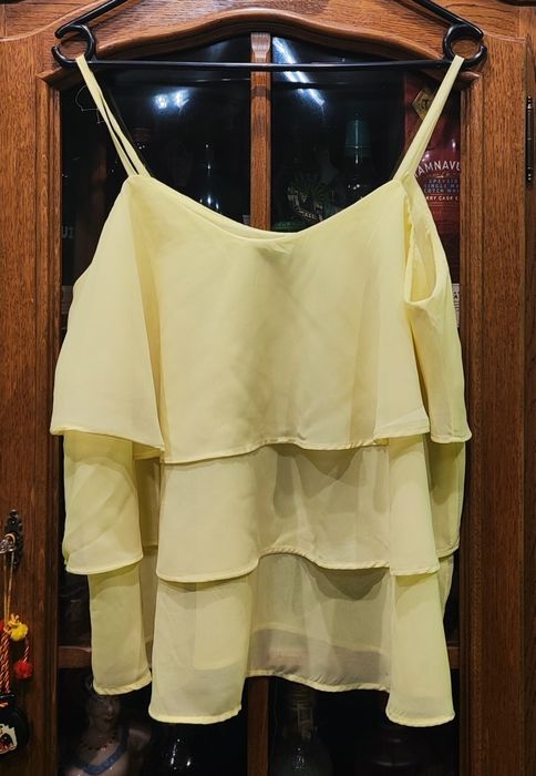 Bananowy top z falbankami