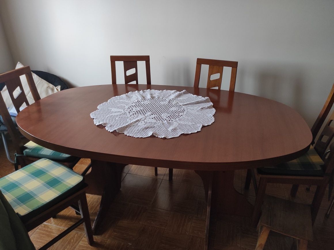 Mesa de jantar usada com o tampo em bom estado