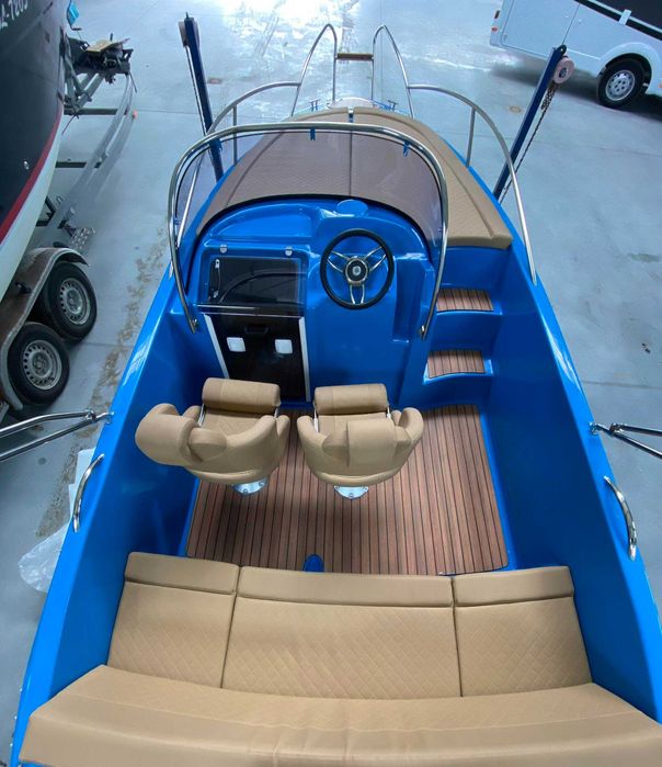 M560 Sundeck łódź motorowa nowa, cała niebieska, bogate wyposażenie