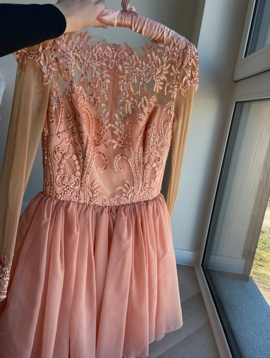 Niestandardowa krótka suknia ślubna rozkloszowana z cekinami brokatowa