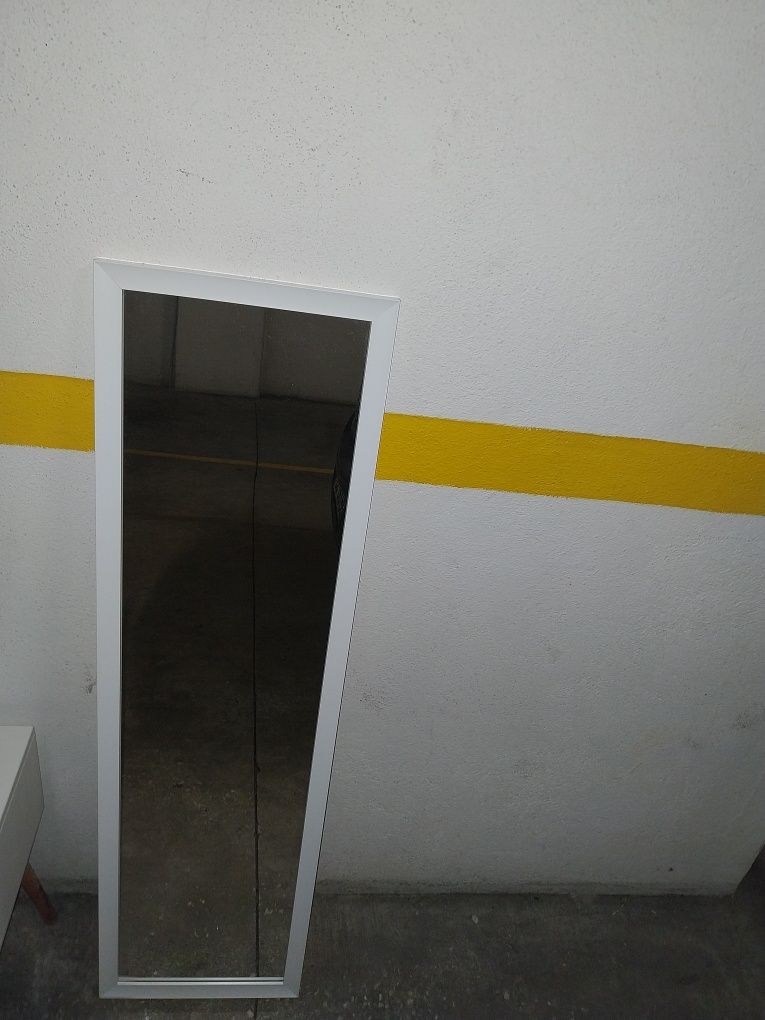 Cabeceira da cama com espelho