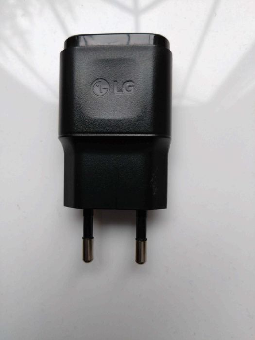 Zasilacz-ładowarka LG 5V/850mA.  Travel-adapter. Przewód 1,70m.